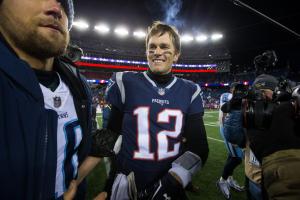 Gloved Tom Brady won't respond to reporters' hand questions