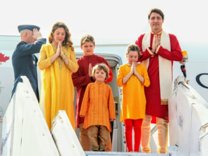 1ls69a_canadian-prime-minister-justin-trudeau-his-family-pose-photo-as-arrive
