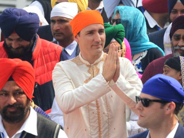 Canadian Prime Minister Justin Trudeau (C) pays his respects at the Sikh Golden Temple in