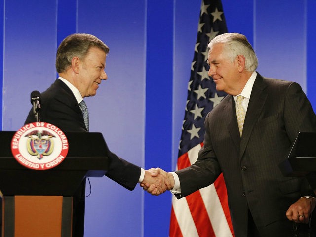 Colombia's President Juan Manuel Santos, left, shakes hands with U.S. Secretary of State R