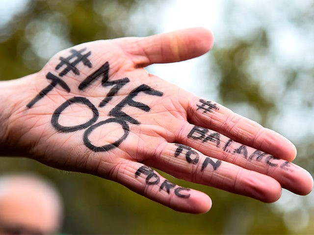A picture shows the messages '#Me too' and #Balancetonporc ('expose your pig') on the hand