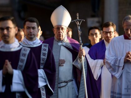 Pope Francis (C) leaves the Basilica of SantAnselmo in a procession to the Basilica of Santa Sabina before Ash Wednesday mass which opens Lent, the forty-day period of abstinence and deprivation for Christians before Holy Week and Easter, on February 14, 2018 in Rome. / AFP PHOTO / Filippo MONTEFORTE …