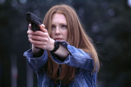 Julianne Moore as Clarice Starling fires a Glock 17 in Hannibal (2001, Metro-Goldwyn-Mayer).