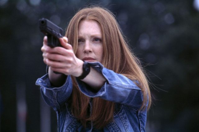 Julianne Moore as Clarice Starling fires a Glock 17 in Hannibal (2001, Metro-Goldwyn-Mayer