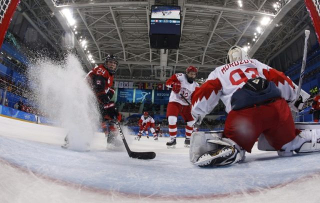 Canada women stretch Olympic hockey win streak to 21 games