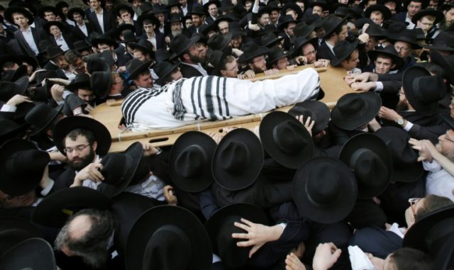 Thousands attend radical rabbi's Jerusalem funeral