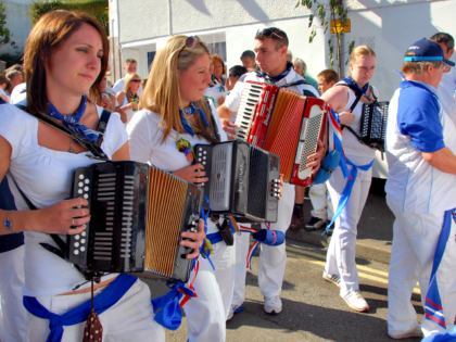 Padstow Festival starts at midnight on May 1st with unaccompanied singing around the Town in particular the Golden lion Inn. In the morning, the town is dressed with greenery, flowers and flags with the centrepoint being the maypole. The climax arrives when dancers cavort through the town dressed as one …