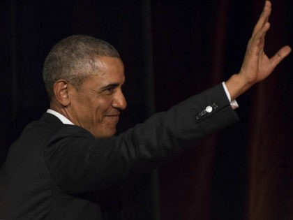 SYDNEY, AUSTRALIA - MARCH 23: Barack Obama waves goodbye to the audience as he attends a t