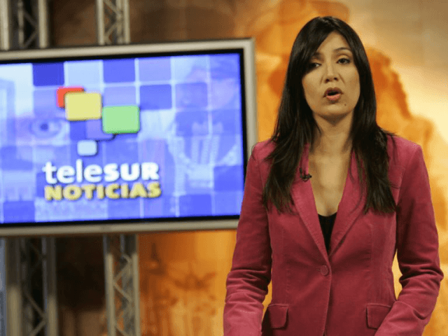 Marcela Heredia, conductora de la cadena de Televisión venezolana TELESUR, antes de ir al aire en esta imagen del 31 de octubre de 2005.