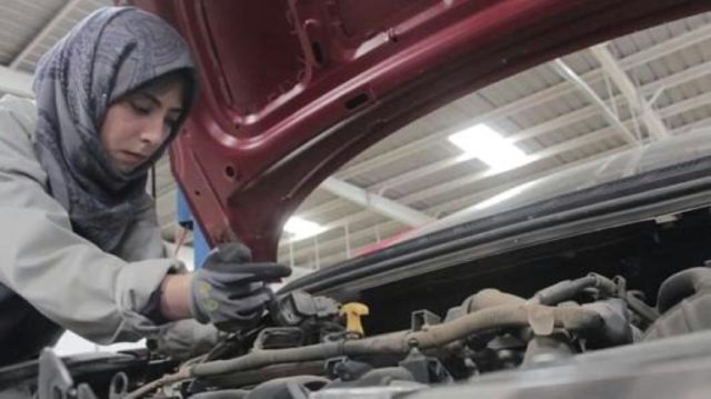 Female mechanic breaks social barrier in war-torn Yemen