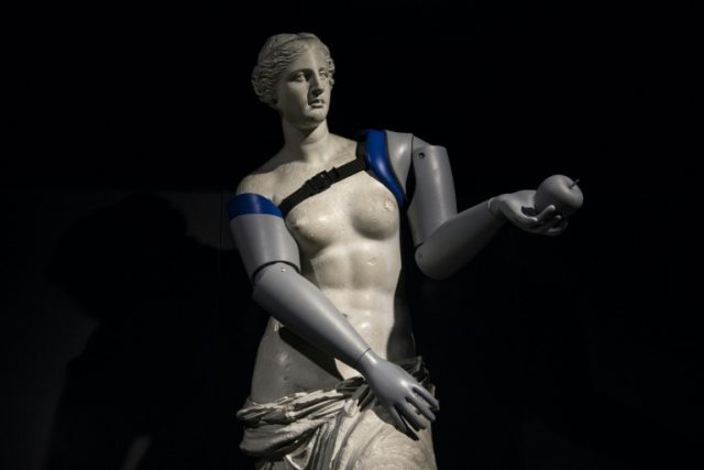 Charity gives Venus de Milo prosthetic arms in French campaign