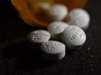 Opioids Dentists This Aug. 15, 2017 file photo shows an arrangement of pills of the opioid oxycodone acetaminophen in New York. American Dental Association on Monday, March 26, 2018, said it is pressing for seven day prescription limits and mandatory education that encourages using other painkillers. (AP Photo/Patrick Sison, File) The Associated Press