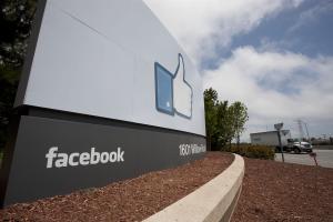 Facebook changes privacy settings amid data scandal