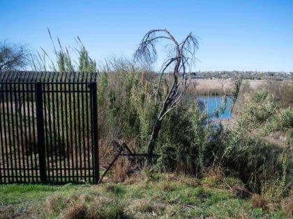 Border fencing comes to an abrupt stop outside the town limits of Del Rio, Texas. (File Photo: Jim Watson/AFP/Getty Images)