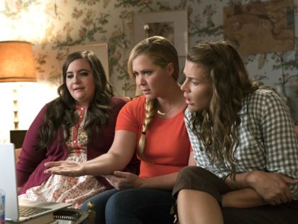 Busy Philipps, Amy Schumer, and Aidy Bryant in I Feel Pretty (Voltage Pictures, 2018)