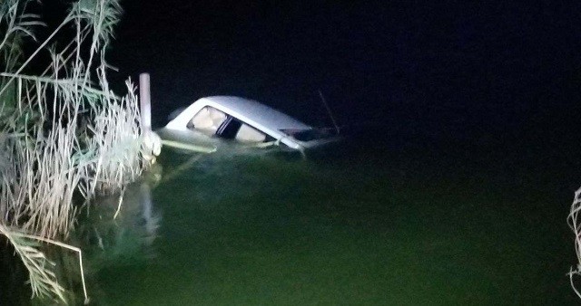 Drug smuggler crashes SUV loaded with 900 pounds of marijuana into the Rio Grande River in what is known as a "splashdown" escape tactic. (Photo: U.S. Border Patrol)