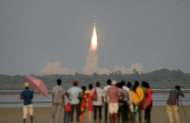 Indian scientists lose contact with satellite