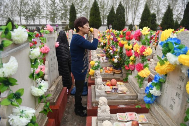 Chinese communities worship ancestors on Tomb Sweeping Day