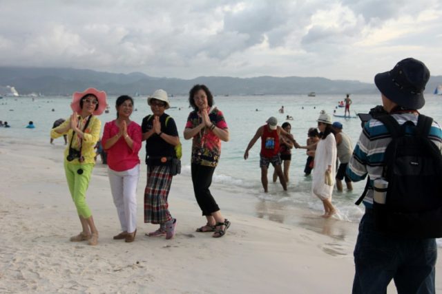 Philippine tourist island in chaos as shutdown looms
