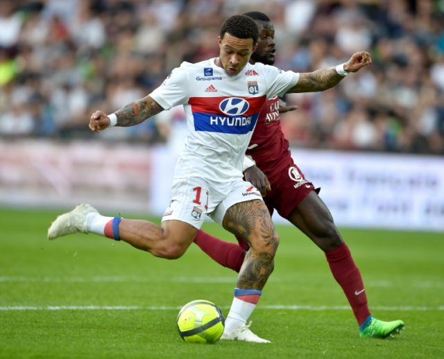Depay stars again as Lyon boost Champions League bid