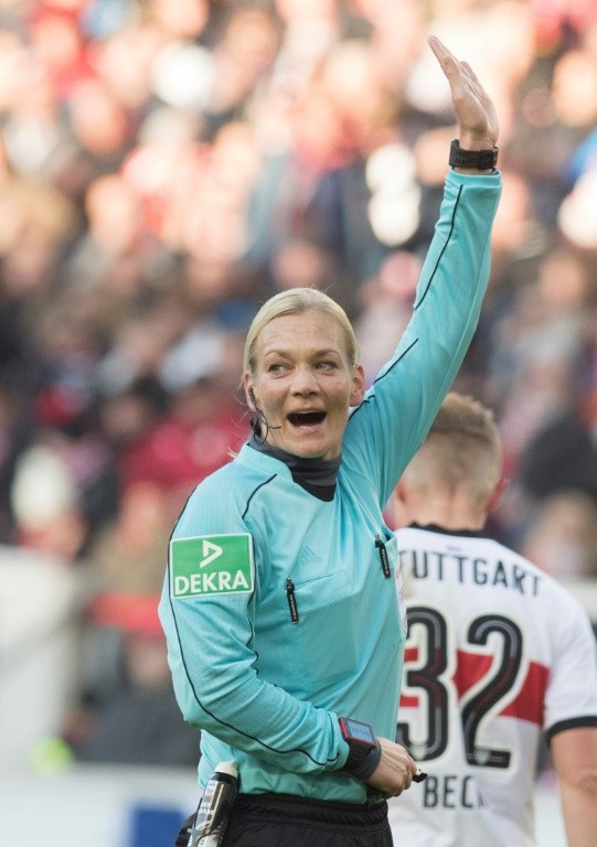 Borussia sorry after fans insult female referee