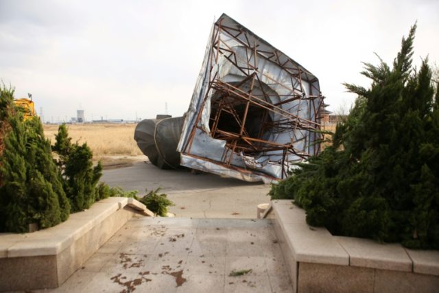 Wind topples giant statue of China's first emperor