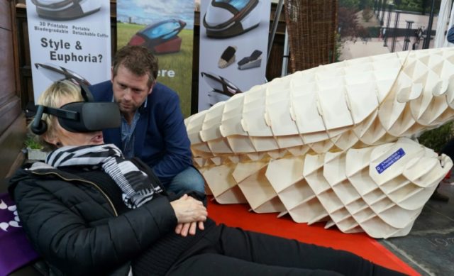 Suicide machine draws crowds at Amsterdam funeral show