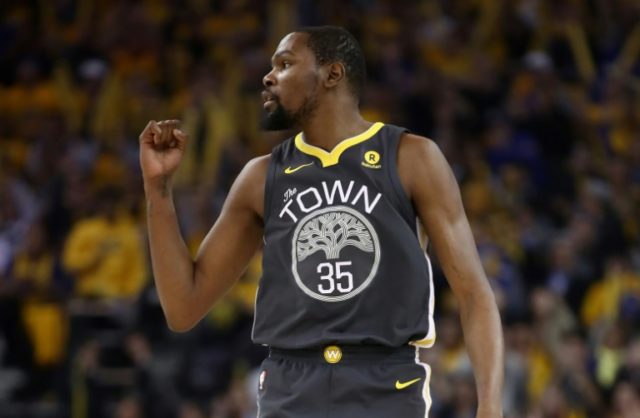 Durant, Thompson sink Spurs; D-Wade stuns Sixers