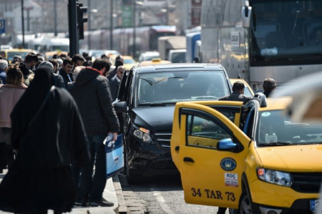 Taxi drivers, Uber square up on Istanbul's roads
