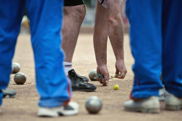 'No jeans' rule causes boules blues in France