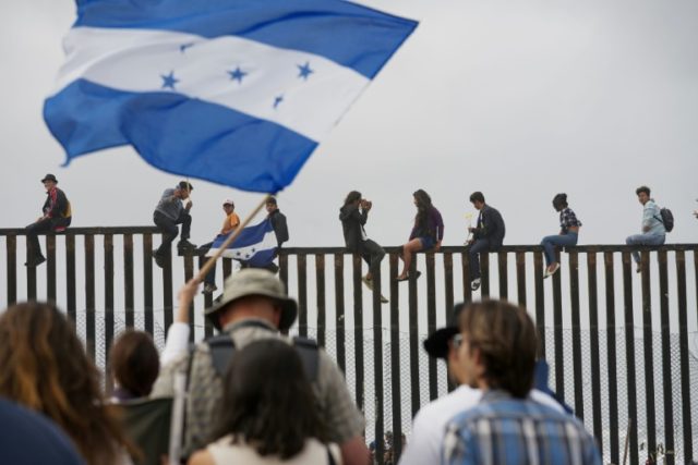 Central American migrants reach US border