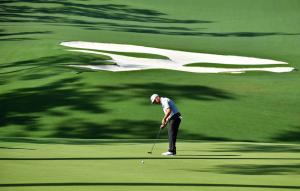 Oosthuizen drains breaking 30-foot putt for birdie at Masters