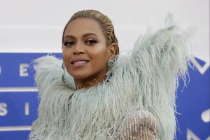 Beyonce, Solange fall onstage at Coachella