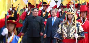 South Koreans clap, cheer for peace during Moon, Kim summit