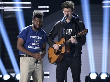 Khalid, left, and Shawn Mendes perform "Youth" with the Stoneman Douglas choir, of the Marjory Stoneman Douglas High School, at the Billboard Music Awards at the MGM Grand Garden Arena on Sunday, May 20, 2018, in Las Vegas. (Photo by Chris Pizzello/Invision/AP)