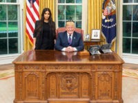 DeeublQV0AAwOze Donald Trump and Kim Kardashian in the White House. Both are behind the Oval Office's Resolute Desk.