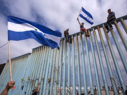 "Caravan Migrants" climb border fence between Tijuana and San Diego. (File Photo: David McNew/Getty Images)