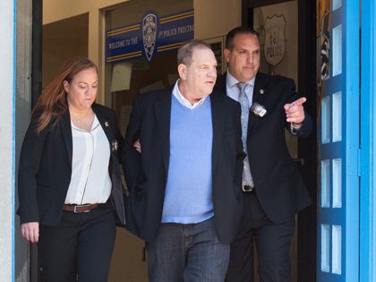 Harvey Weinstein (C) leaves the New York City Police Department's First Precinct on May 25, 2018 in New York. - Weinstein was arrested and charged Friday with rape and other sex crimes involving two separate women, New York police announced shortly after the fallen Hollywood mogul surrendered to authorities. (Photo …