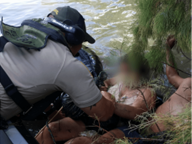 Laredo Sector Agents Rescue Migrant in Rio Grande River. (Photo: U.S. Border Patrol/Laredo Sector)