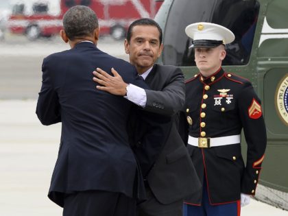 Obama Villaraigosa (Jewel Samad / AFP / Getty)