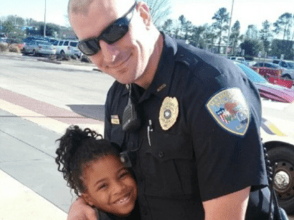 Adorable little girl travels around the country giving hugs to police officers to show her