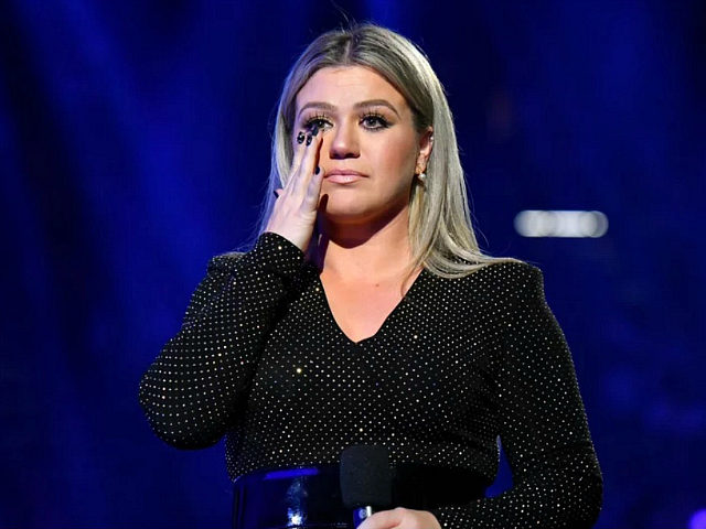 LAS VEGAS, NV - MAY 20: Host Kelly Clarkson performs onstage during the 2018 Billboard Mus