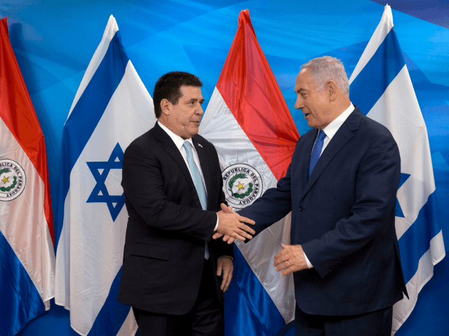 Israeli Prime Minister Benjamin Netanyahu (R) shakes hands with Paraguayan President Horac