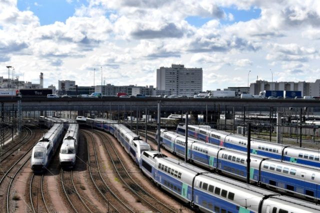 French govt seeks end to rail strike with 35 bn-euro debt pledge