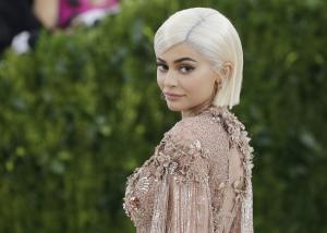 Kylie Jenner, daughter Stormi wear white in new photo