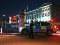 LONDON, ENGLAND - AUGUST 25: Police teams secure the roads behind a cordoned area following an apparent attack on two police officers at Buckingham Palace on August 25, 2017 in London, England. Two officers were slightly injured while arresting the man who was carrying a bladed weapon. (Photo by GOR/Getty …