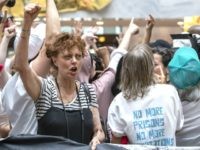 SusanSaradonarrest1 Hundreds of activists, including actress Susan Sarandon, center, protest the Trump administration's approach to illegal border crossings and separation of children from immigrant parents, in the Hart Senate Office Building on Capitol Hill in Washington, Thursday, June 28, 2018. (AP Photo/J. Scott Applewhite)