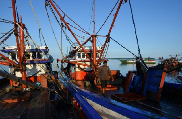 Philippines demands China stop taking fishermen's catch