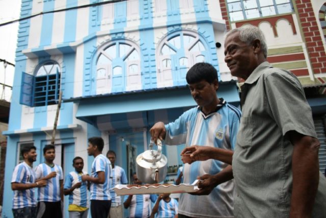 Indian fan paints house in Argentina colours