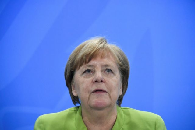 Merkel on tightrope over disputed migrant policy